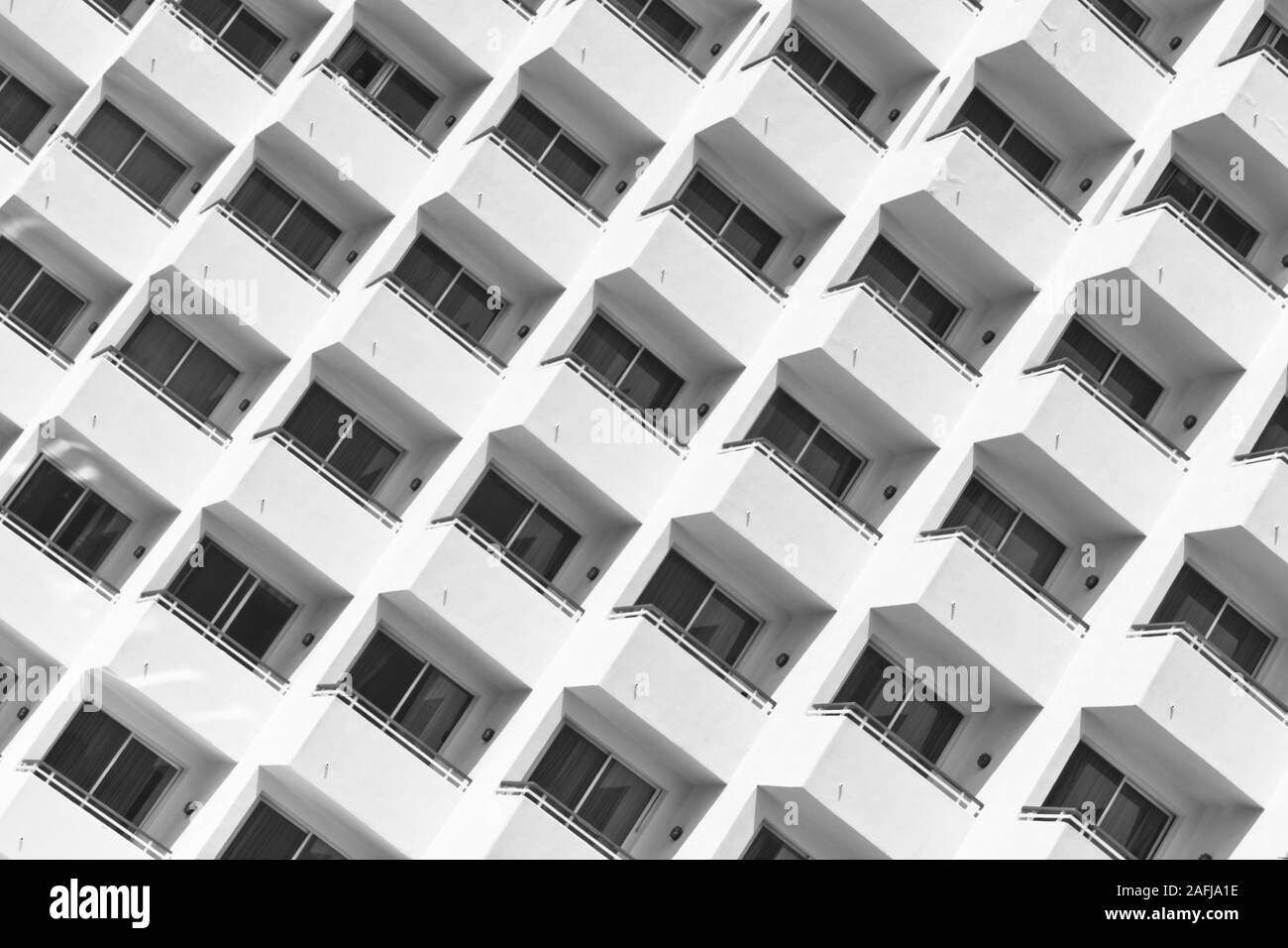 Il balcone di ogni camera di un edificio bianco a partire dagli anni sessanta Foto Stock