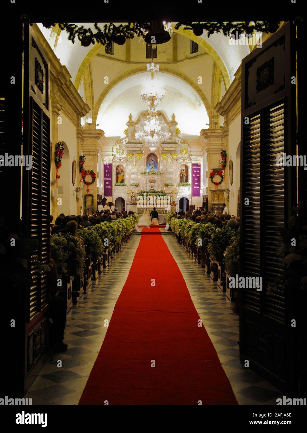Tappeto rosso in una chiesa per un matrimonio Foto stock - Alamy