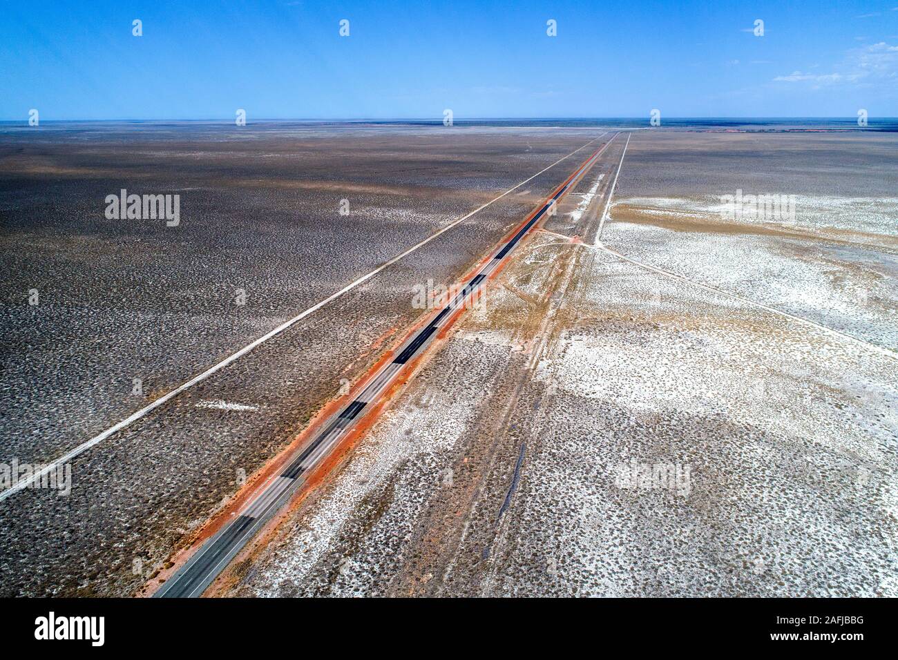 Vista aerea del grande nord autostrada passando la pianura Sandfire, Sud Kimberley, Australia occidentale Foto Stock