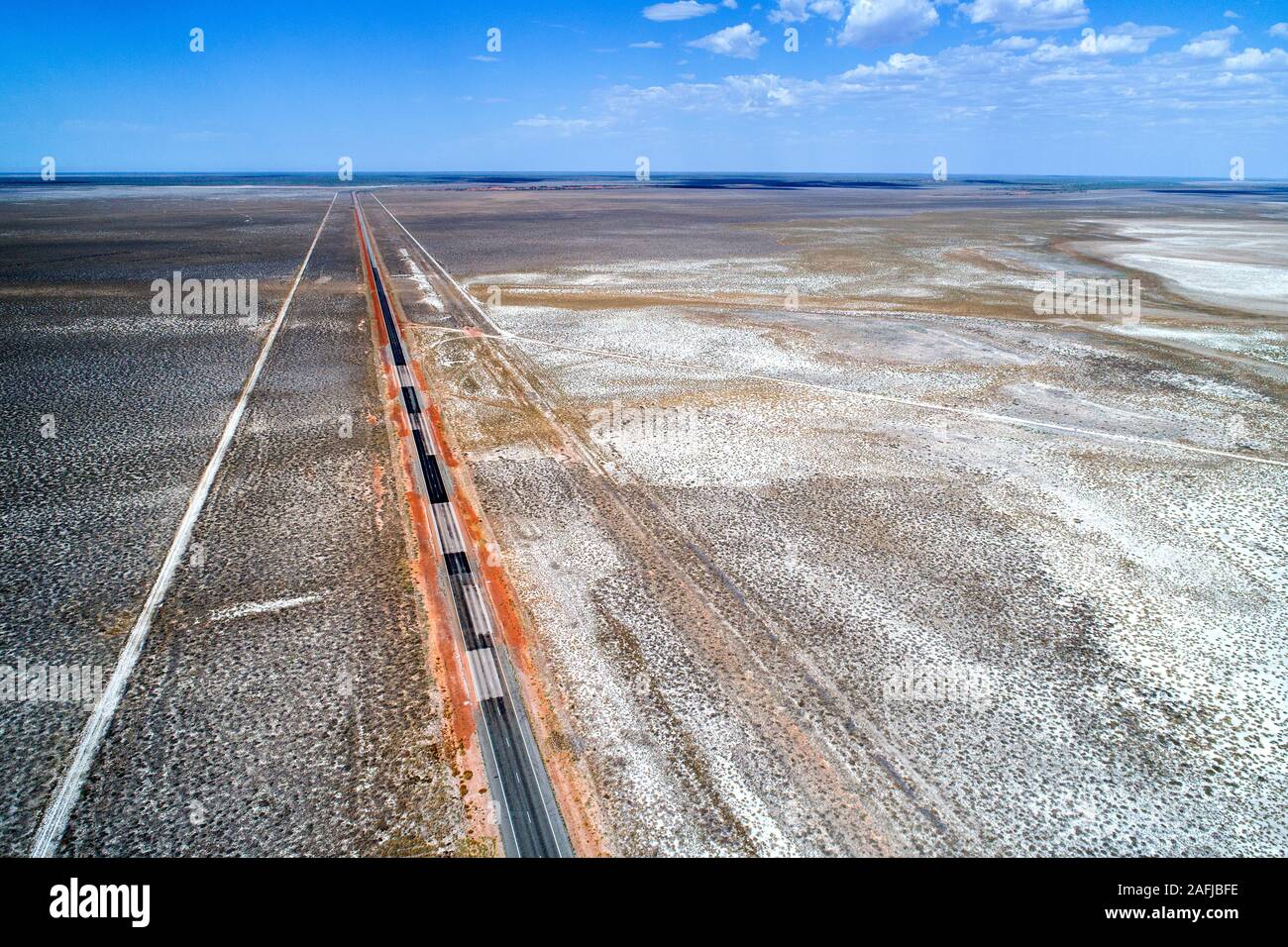 Vista aerea del grande nord autostrada passando la pianura Sandfire, Sud Kimberley, Australia occidentale Foto Stock