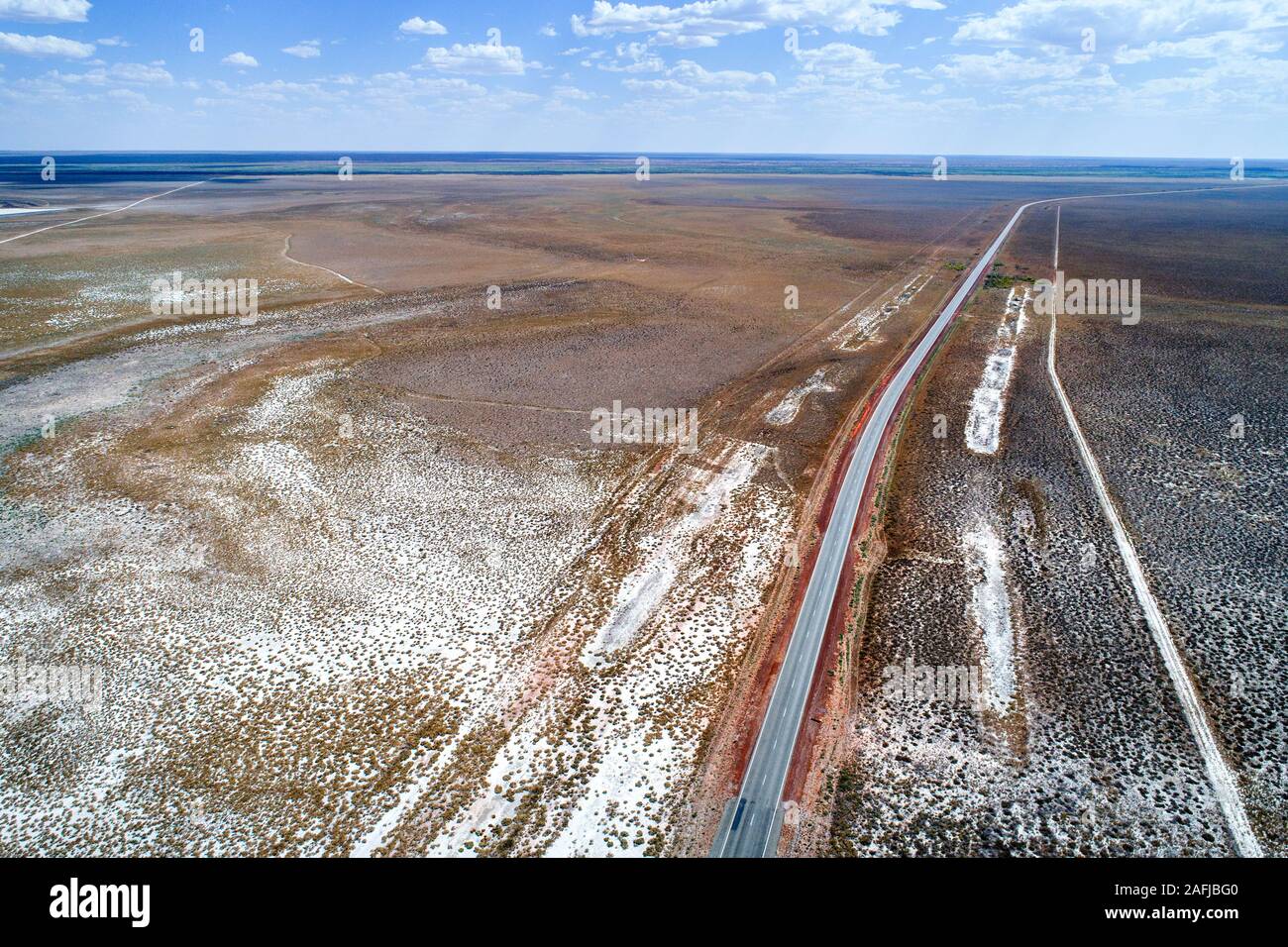 Vista aerea del grande nord autostrada passando la pianura Sandfire, Sud Kimberley, Australia occidentale Foto Stock