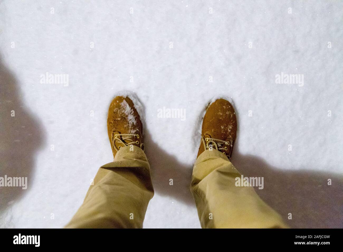 Caterpillar Timberland marrone cuoio lavoro scarpe e stivali nella neve  Foto stock - Alamy