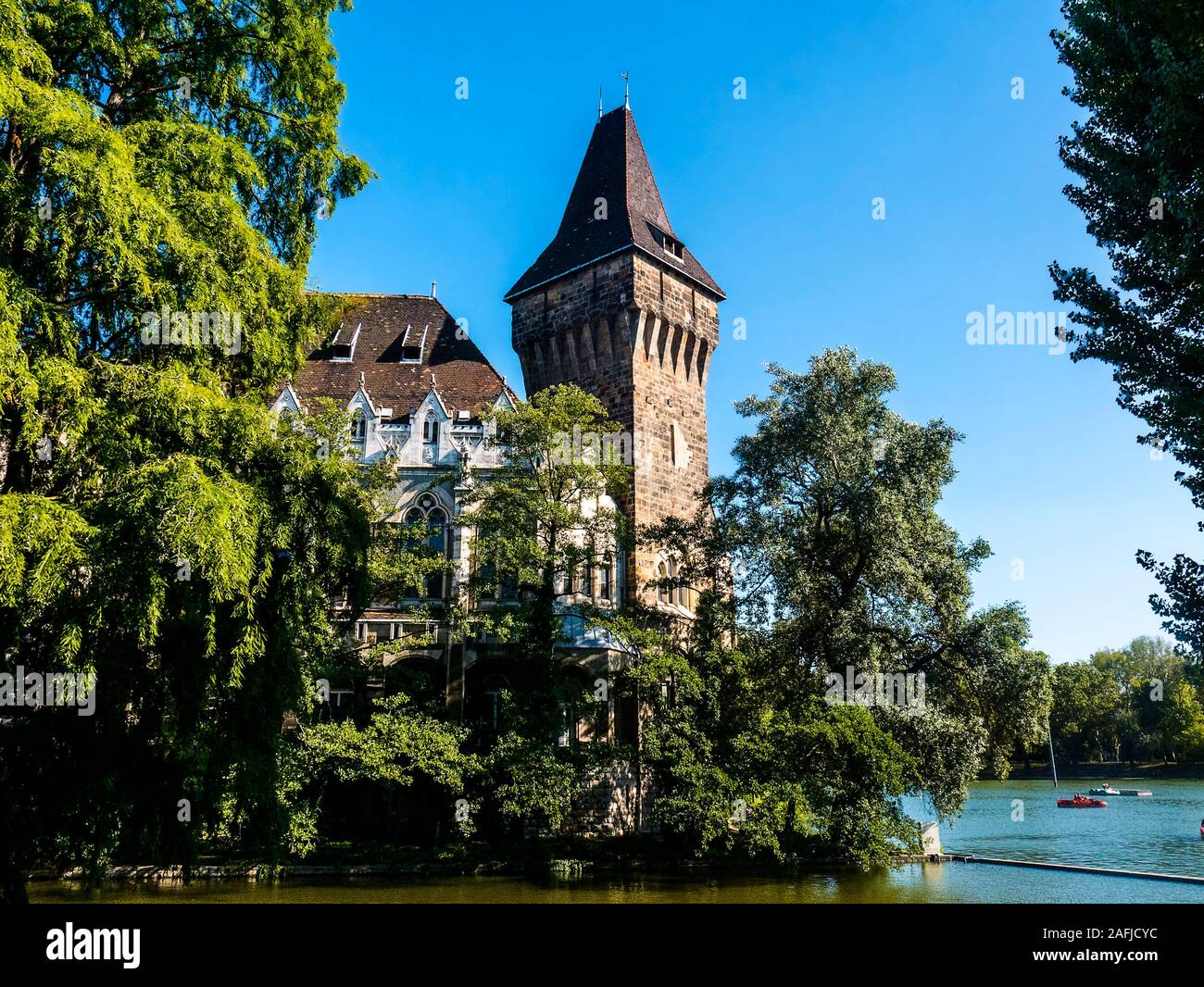 Castello di Vajdahunyad è nel parco della città di Budapest costruito nel 1896 festeggia mille anni della fondazione di Ungheria,ed è infatti una fantasia lentisco Foto Stock