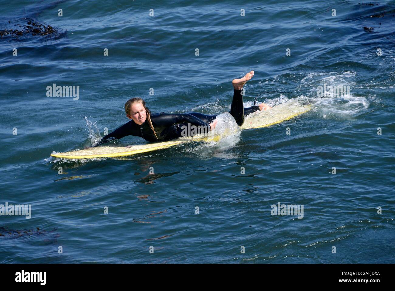 Surfer nell'oceano pacifico sulla spiaggia di Santa Cruz, California, Stati Uniti d'America Foto Stock
