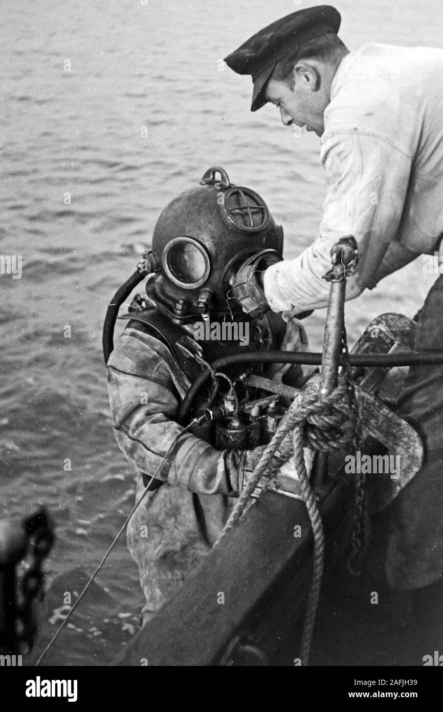 Bojentaucher a Emden taucht auf, Niedersachsen, Deutschland, 1950. Boe subacqueo in Emden emerge, Bassa Sassonia, Germania, 1950. Foto Stock