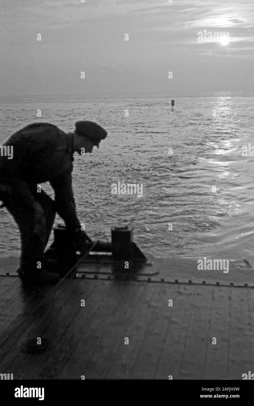 Arbeiter im Hafen von Emden, Niedersachsen, Deutschland 1950. I lavoratori portuali a Emden Harbour, Bassa Sassonia, Germania 1950- Foto Stock