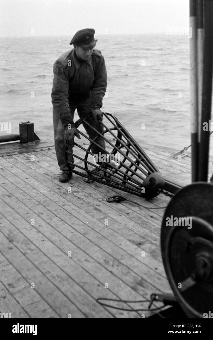 Hafenarbeiter im Hafen von Emden, Niedersachsen, Deutschland 1950. Lavoratore Dock a Emden Harbour, Bassa Sassonia, Germania 1950. Foto Stock