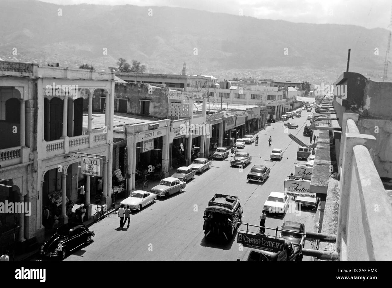 Hauptgeschäftsstraße von Port-au-Prince mit den höchsten Häusern der Stadt, 1967. La strada principale di Port au Prince, presentando la città più alti edifici, 1967. Foto Stock