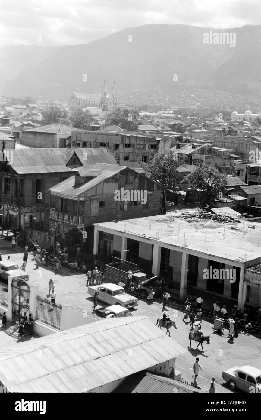 Blick auf die Innenstadt und Kathedrale von Port-au-Prince, 1967. Vista del centro della città di Port au Prince e la sua cattedrale, 1967. Foto Stock