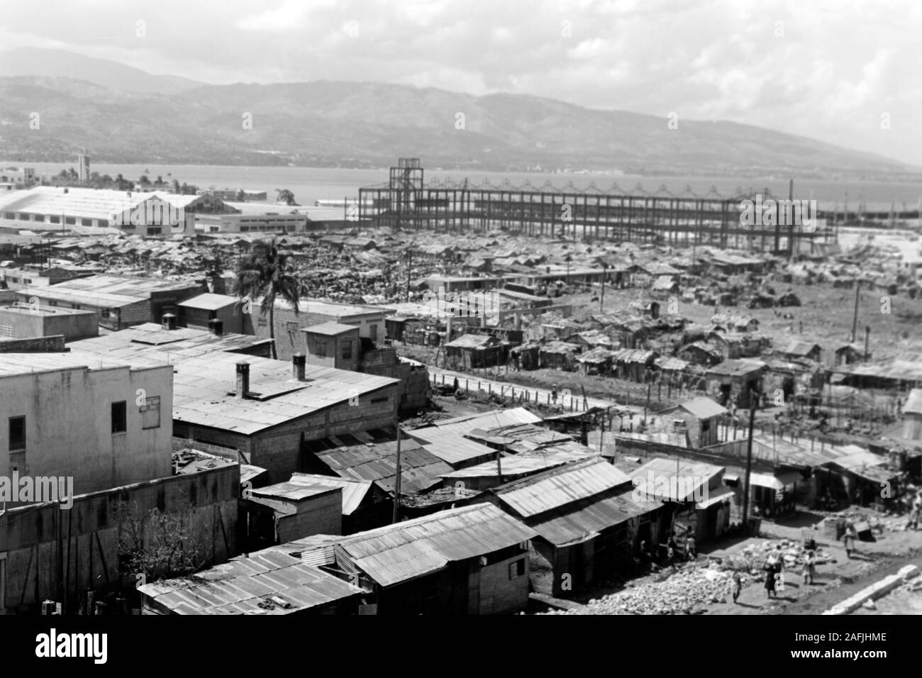 Blick auf die baraccopoli von Port-au-Prince, 1967. Vista della baraccopoli di Port au Prince, 1967. Foto Stock