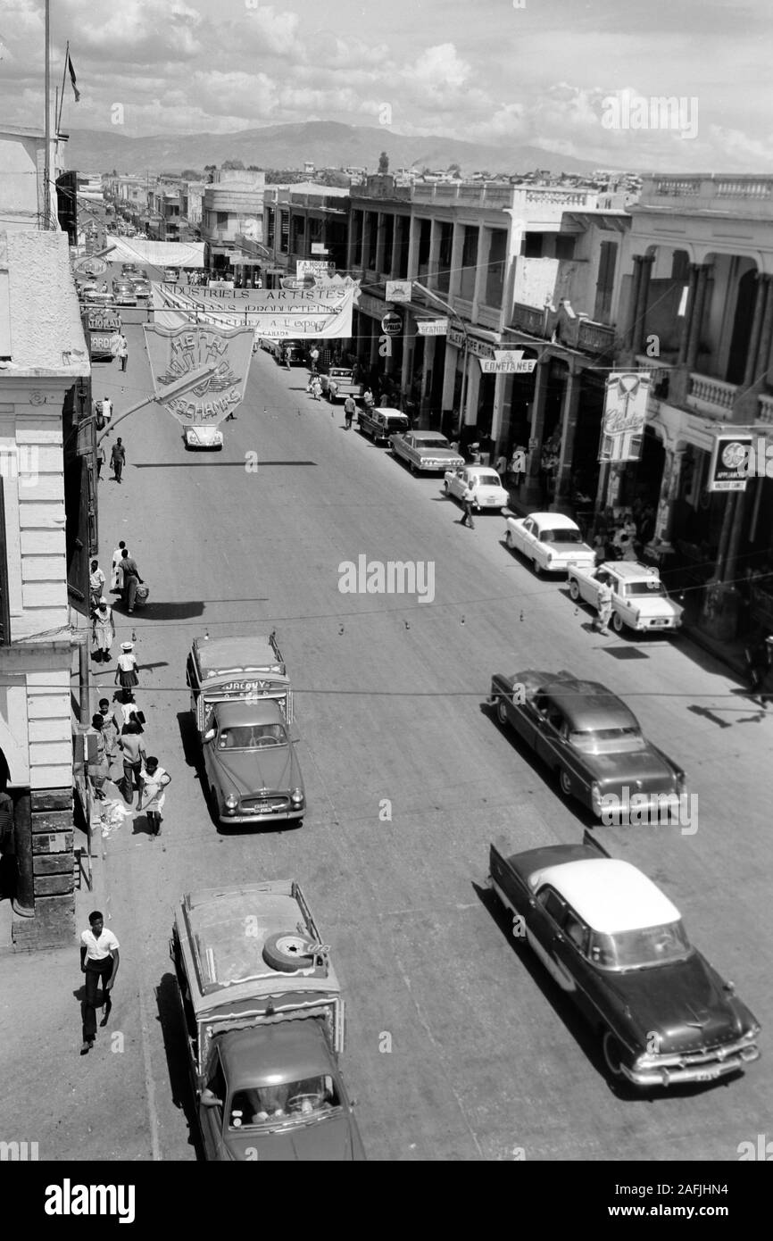 Hauptgeschäftsstraße von Port-au-Prince mit den höchsten Häusern der Stadt, 1967. La strada principale di Port au Prince, presentando la città più alti edifici, 1967. Foto Stock