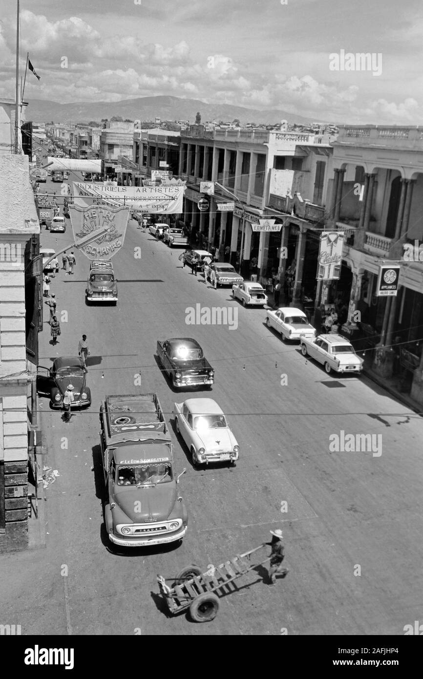 Hauptgeschäftsstraße von Port-au-Prince mit den höchsten Häusern der Stadt, 1967. La strada principale di Port au Prince, presentando la città più alti edifici, 1967. Foto Stock