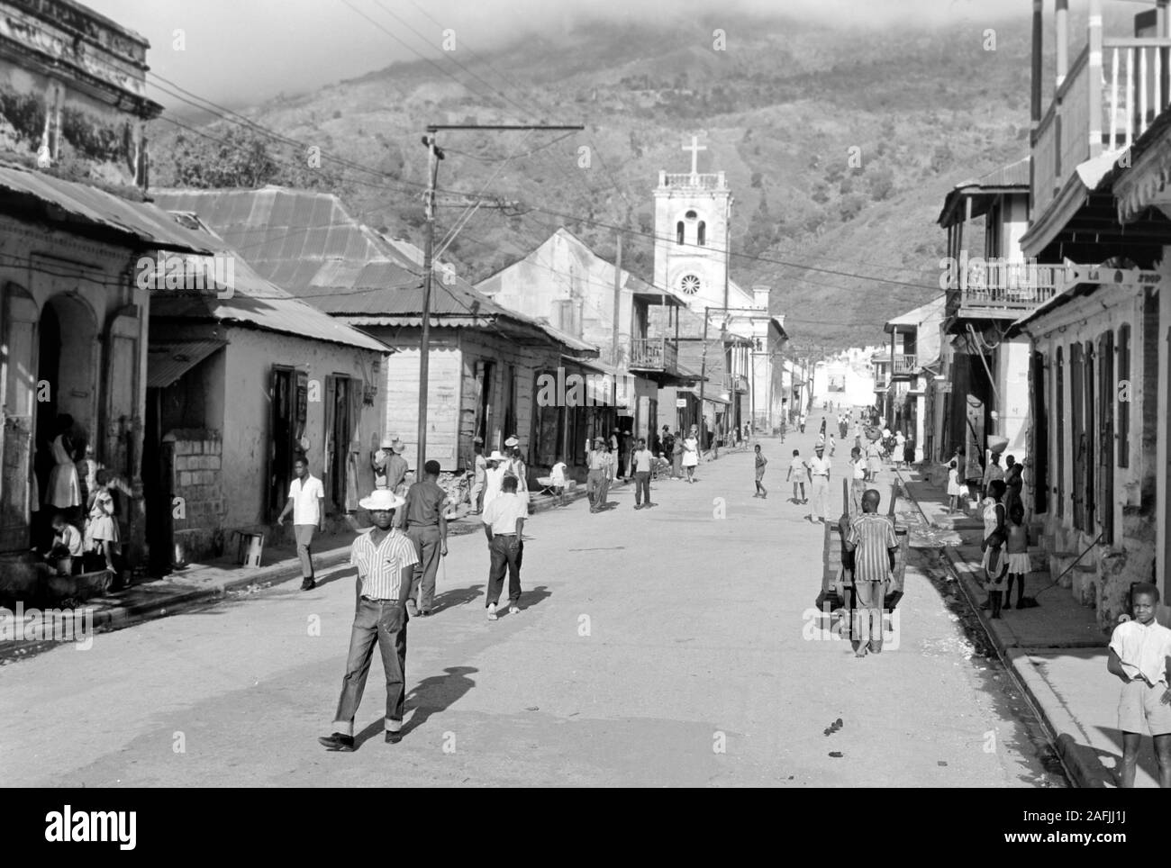 Eine der Hauptstraßen Cap-Haitiens, 1967. Uno dei Cap-Haitiens strade principali, 1967. Foto Stock