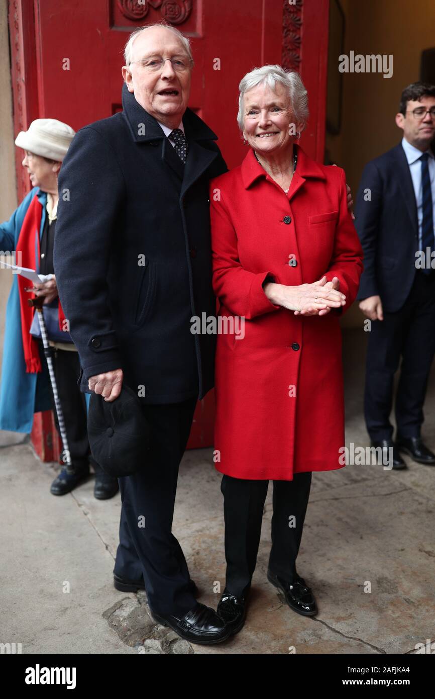 Signore Neil Kinnock e la Baronessa Glenys Kinnock, arriva per il funerale di Frank Dobson a St Pancras Chiesa a Londra. Foto Stock