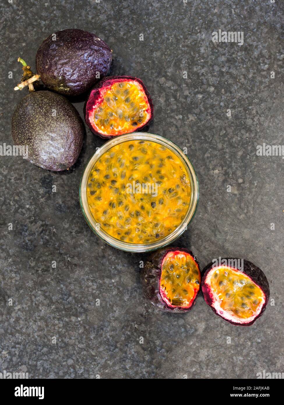 Laici composizione piana che mostra la passione frutta intera e a fette, passione e polpa di frutta Foto Stock