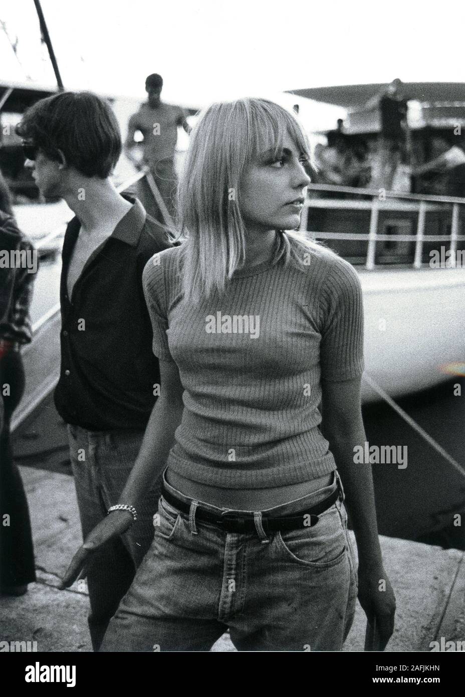 La ragazza alla mole del porto di Saint Tropez. La ragazza si è vestiti e  look appare come il Ladies idolo Brigitte Bardot Foto stock - Alamy