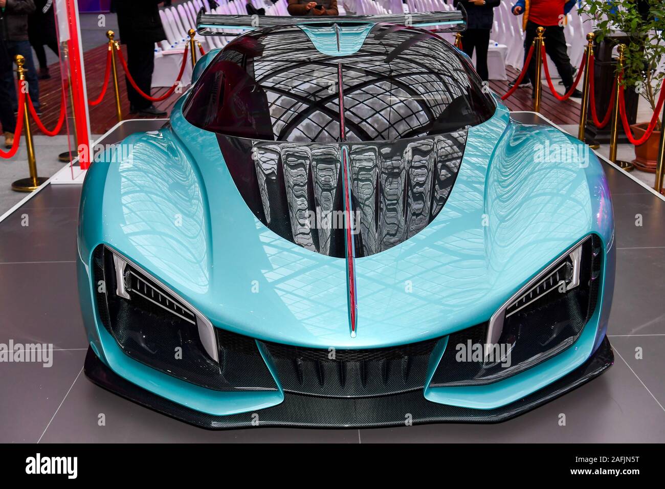 Un Hongqi S9 auto sportiva di FAW è sul display durante una mostra nella Città di Zhengzhou, centrale cinese della Provincia di Henan su dicembre 14th, 2019. In dotazione wi Foto Stock