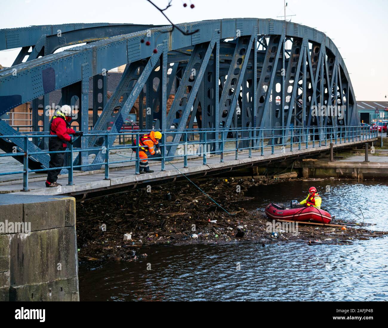 Pulire i detriti e rifiuti in acqua di fiume di Leith da Victoria swing Bridge, Edimburgo, Scozia, Regno Unito Foto Stock