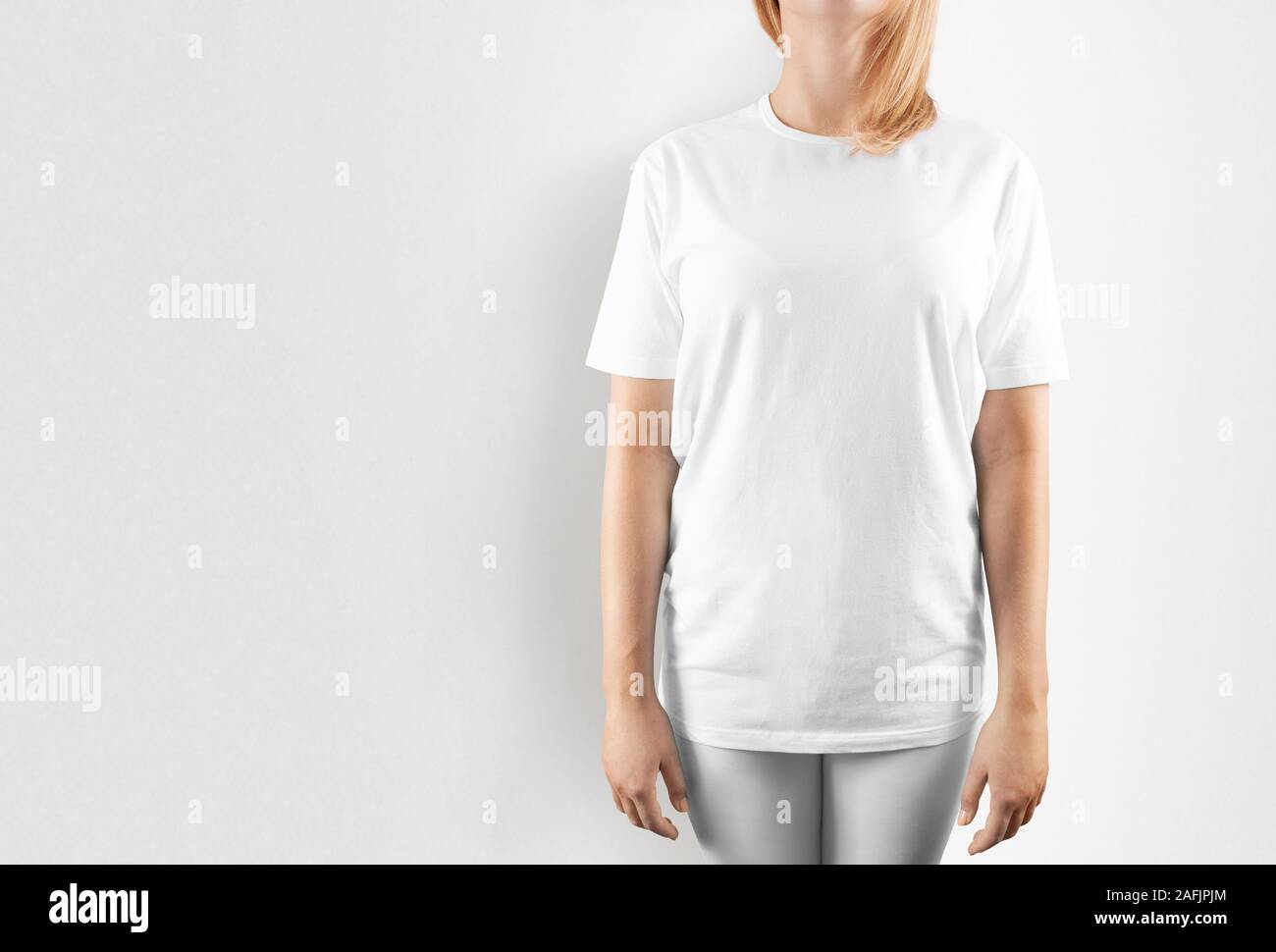 Modello bianco bianco per t-shirt, isolato. Foto Stock