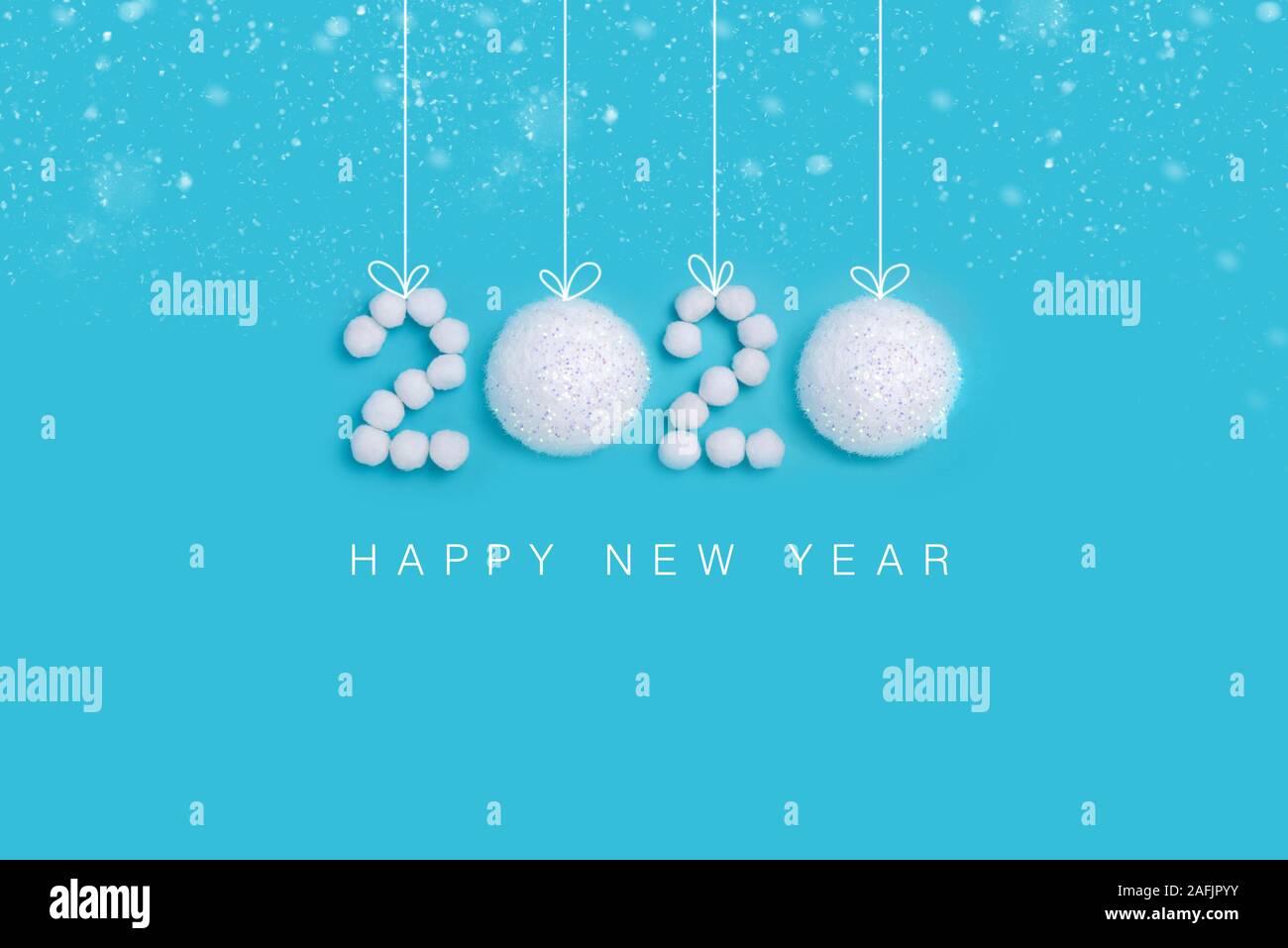 Per celebrare il Nuovo Anno 2020. Le figure da palle di neve su sfondo blu minimalismo Foto Stock