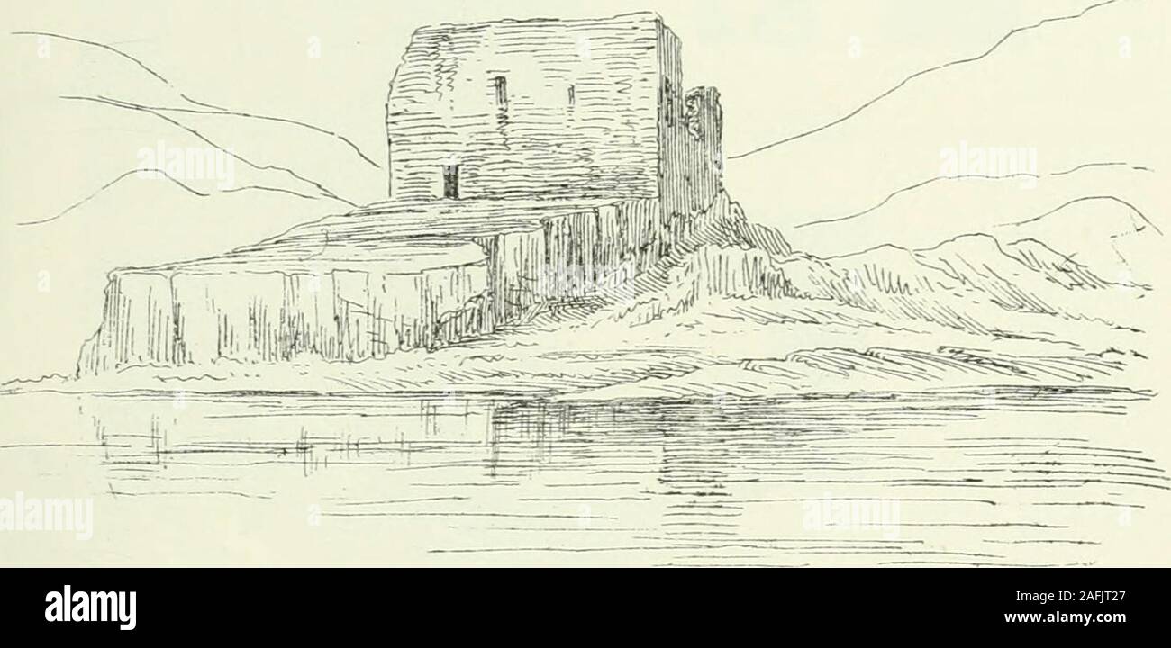 . A tacche e architettura domestica della Scozia, dal XII al XVIII secolo. KILDONAN CASTLE - 125 - SECONDO PERIODO AROS CASTELLO, Mull, Argyllshire. Un frammentario la rovina di quello che una volta era un castello potente del Lordof le isole. Si erge su un alto altopiano basaltico che forma un pro-montory sulla riva sud del suono di Mull e ripara una baia ornatural porto. Il sito si trova in prossimità del centro del suono in cui essa si piega,in modo che la fortezza comanda una chiara visione sia in su e in giù il canale.Jhe vantaggi di questa situazione ha portato al suo inizio fissato come placeof de Foto Stock