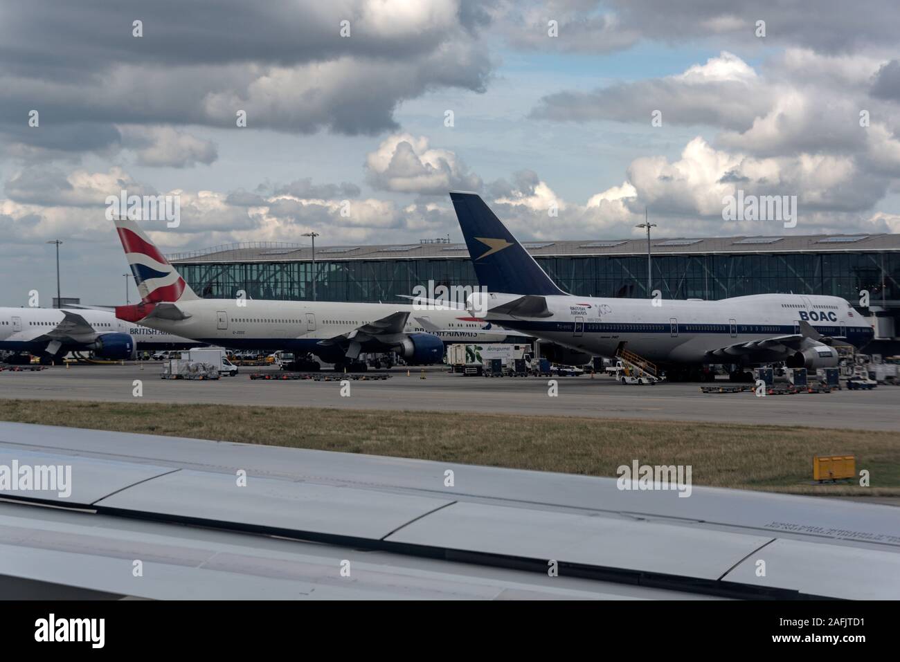 Un British Airways (BA) Boeing 747 dipinti nel BOAC (British Overseas Airways Corporation) livrea al Terminal 5 di Londra Heathrow airport vicino a L Foto Stock