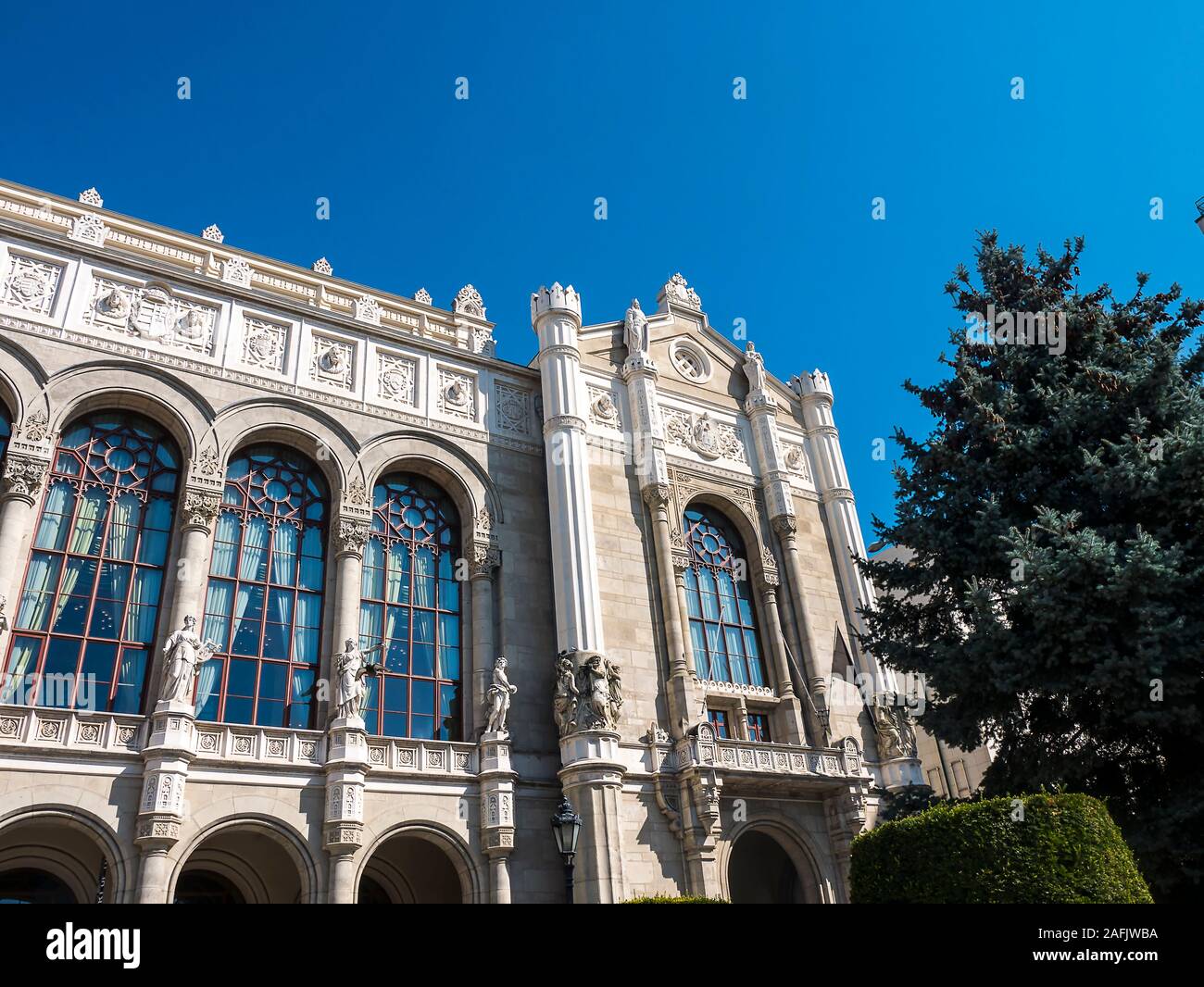 Vigadó (di solito tradotto come "luogo di allegria") di Budapest è la seconda più grande sala da concerto, situato sulla sponda orientale del Danubio a Budapest Foto Stock