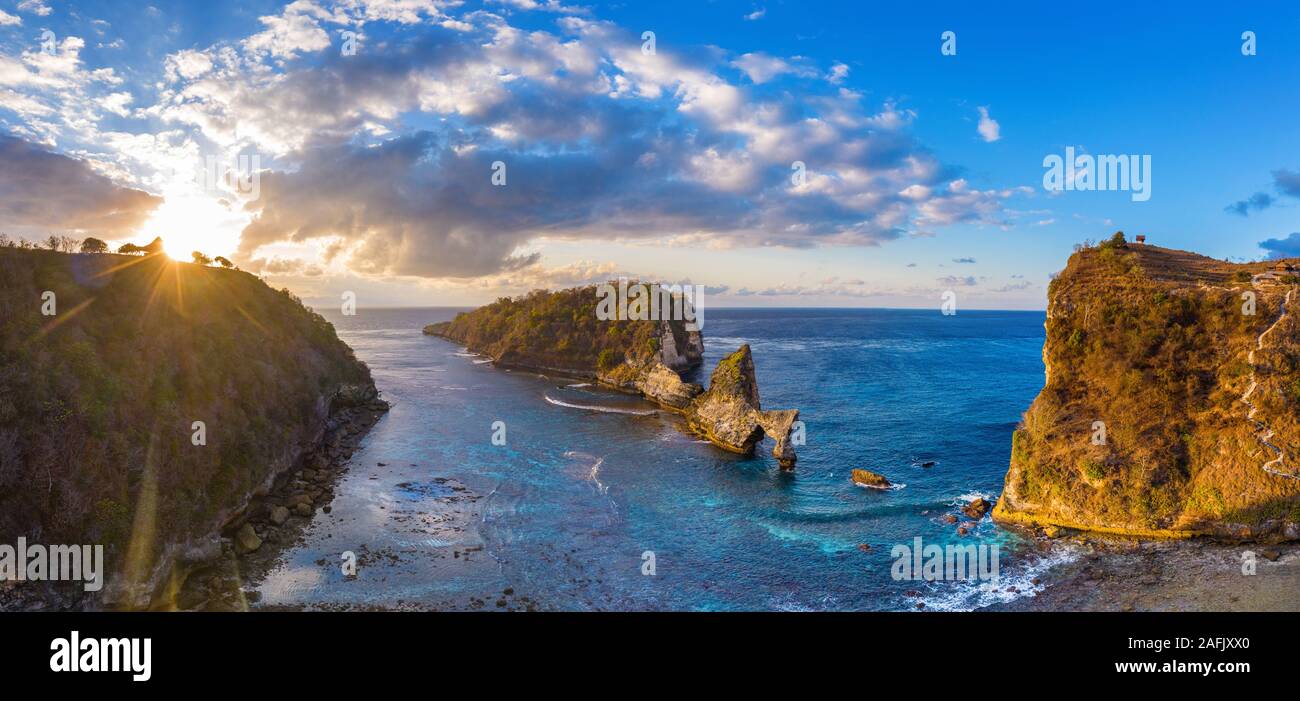 Panorama di vista aerea Atuh spiaggia di Nusa Penida isola di Bali in Indonesia. Foto Stock