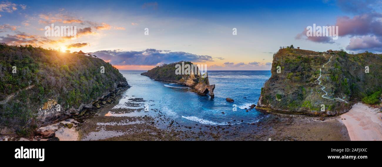 Panorama di vista aerea Atuh spiaggia di Nusa Penida isola di Bali in Indonesia. Foto Stock