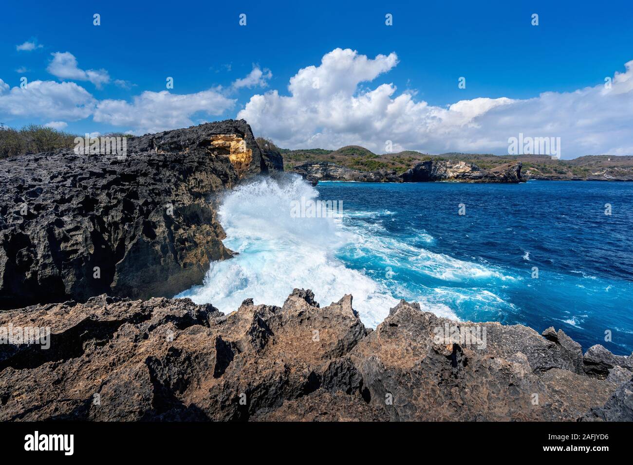 Angelo Billabong a rotture di spiaggia di Nusa Penida isola di Bali in Indonesia. Foto Stock
