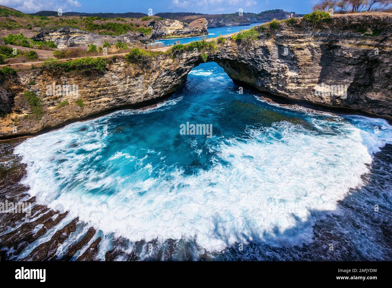 Rotture di spiaggia di Nusa Penida isola di Bali in Indonesia. Foto Stock