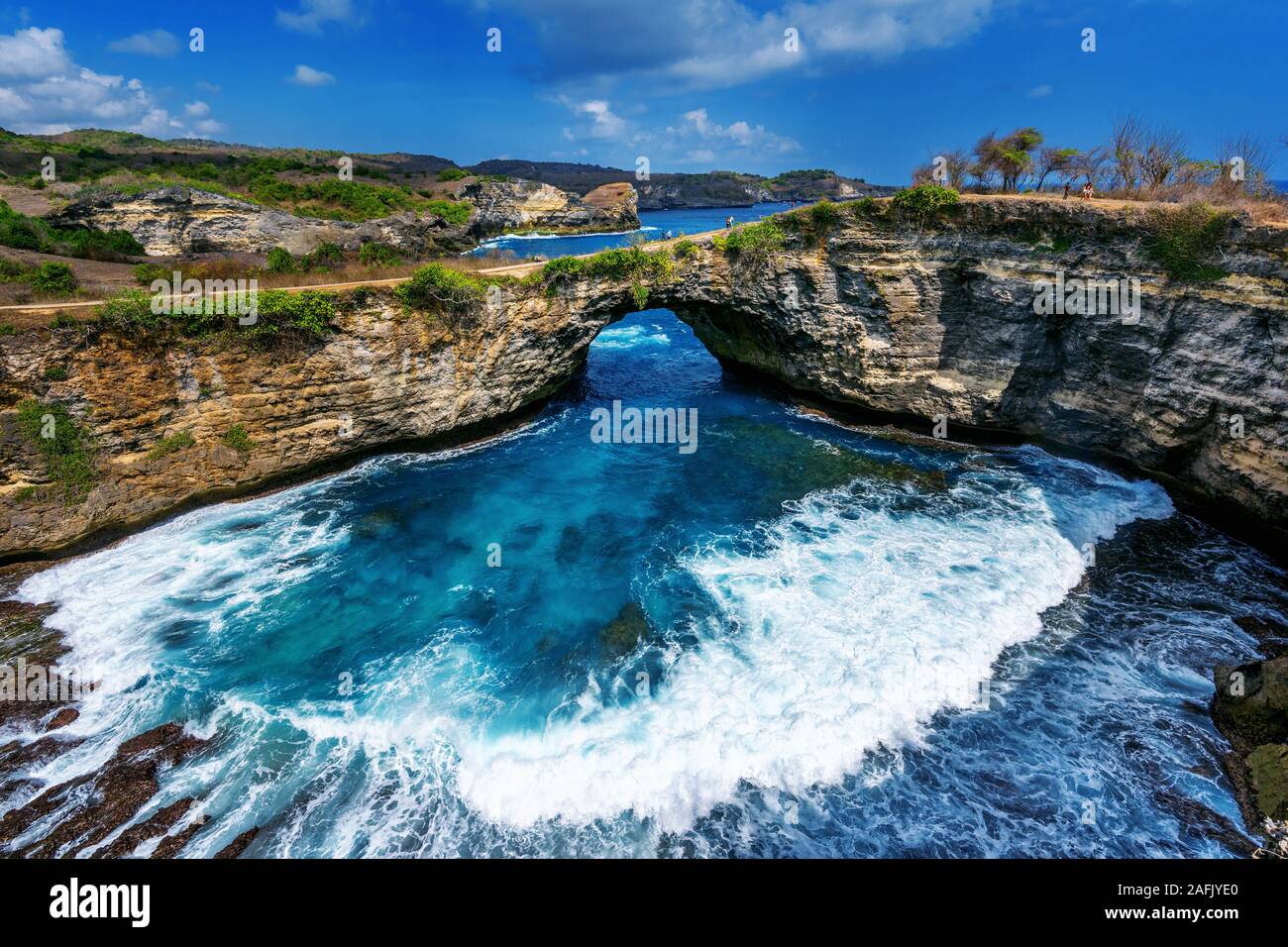 Rotture di spiaggia di Nusa Penida isola di Bali in Indonesia. Foto Stock