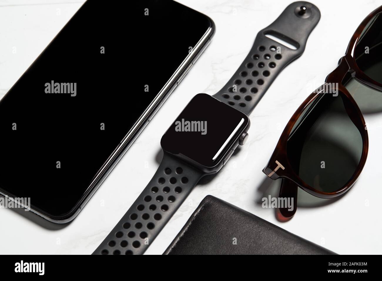Piatto Shot laici di Techno Articoli per Lavoratore Moderno con Smartwatch Cellulare e occhiali da sole Foto Stock