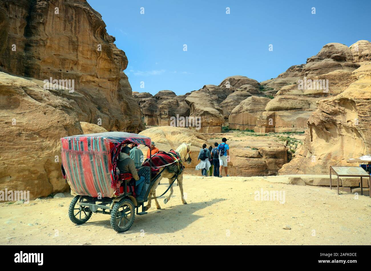 Petra, Giordania - Marzo 06, 2019: persone non identificate nel carrello e sulla strada per antica Petra Foto Stock