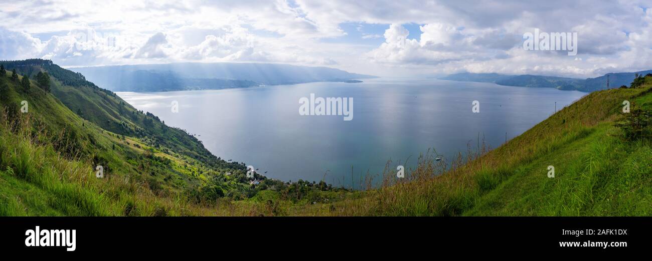 Vista panoramica del Lago Toba dalla sorridente o collina Bukit Senyum in Bahasa Foto Stock