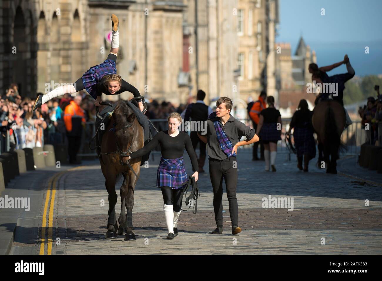 A cavallo delle Marche cerimonia sulla Royal Mile di Edimburgo. La manifestazione ha avuto luogo nel centro storico della città ed è stato il culmine della comune circoscrizioni in cui gli uomini e le donne a cavallo controllato i vecchi confini tra città Credito: Euan Cherry Foto Stock