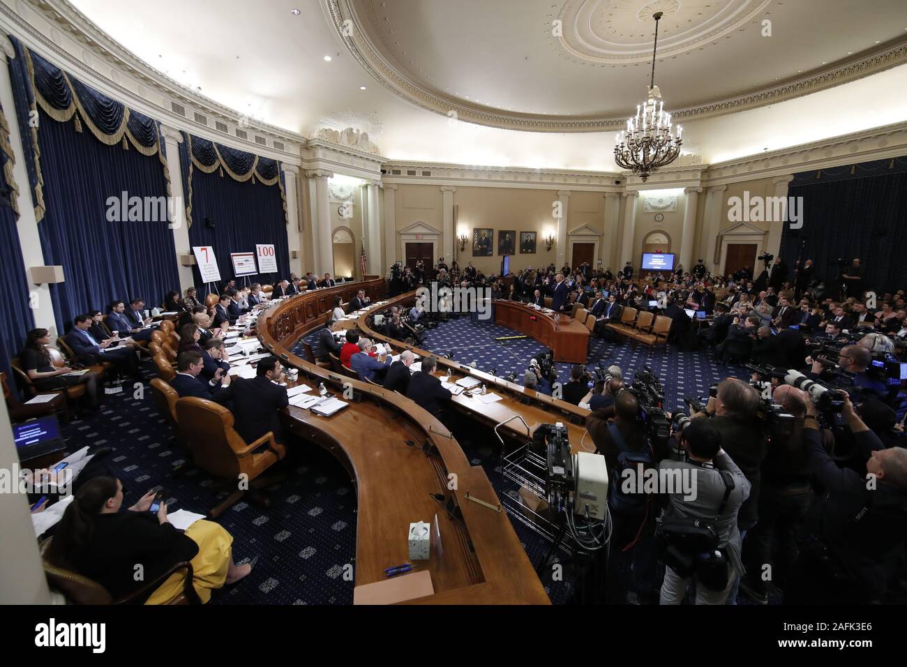 Washington, Distretto di Columbia, Stati Uniti d'America. Xx Nov, 2019. Ambasciatore degli Stati Uniti presso l'Unione europea Gordon Sondland è giurato in prima testimonianza prima di noi Casa Comitato di intelligence sul Campidoglio di Washington, mercoledì, nov. 20, 2019, durante una pubblica audizione impeachment del presidente Donald Trump's sforzi per legare gli aiuti degli Stati Uniti per l'Ucraina per le indagini dei suoi oppositori politici. Credito: Alex Brandon/Piscina via CNP Credito: Alex Brandon/CNP/ZUMA filo/Alamy Live News Foto Stock