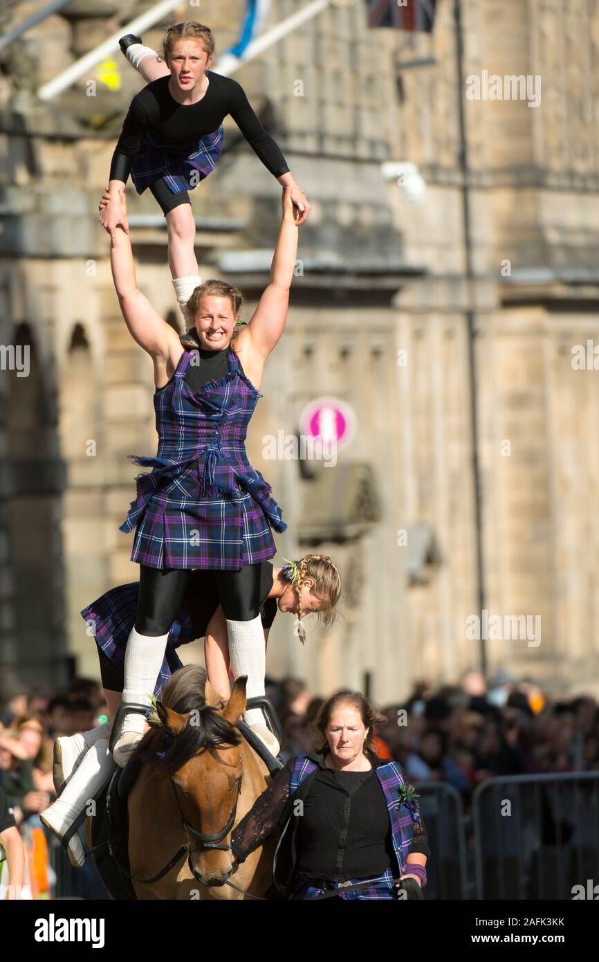 A cavallo delle Marche cerimonia sulla Royal Mile di Edimburgo. La manifestazione ha avuto luogo nel centro storico della città ed è stato il culmine della comune circoscrizioni in cui gli uomini e le donne a cavallo controllato i vecchi confini tra città Credito: Euan Cherry Foto Stock