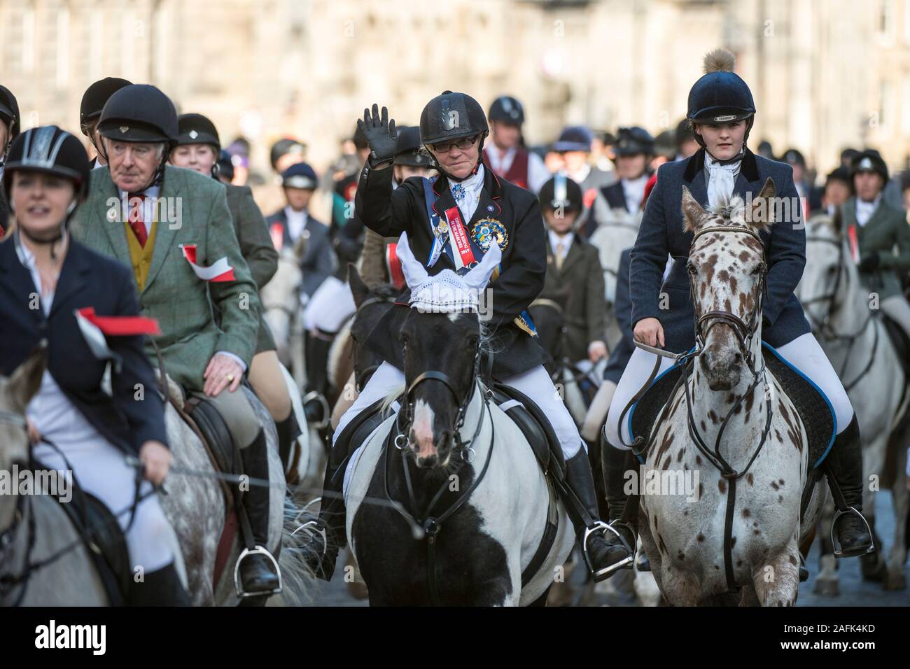 A cavallo delle Marche cerimonia sulla Royal Mile di Edimburgo. La manifestazione ha avuto luogo nel centro storico della città ed è stato il culmine della comune circoscrizioni in cui gli uomini e le donne a cavallo controllato i vecchi confini tra città Credito: Euan Cherry Foto Stock