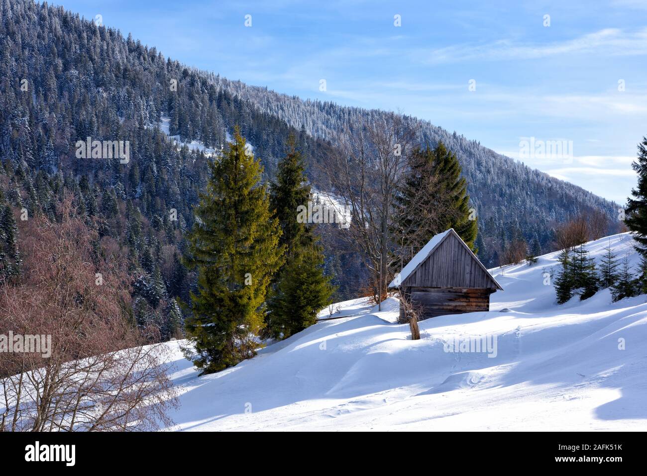 Bellissimo paesaggio montano invernale con un tradizionale rifugio di montagna Foto Stock
