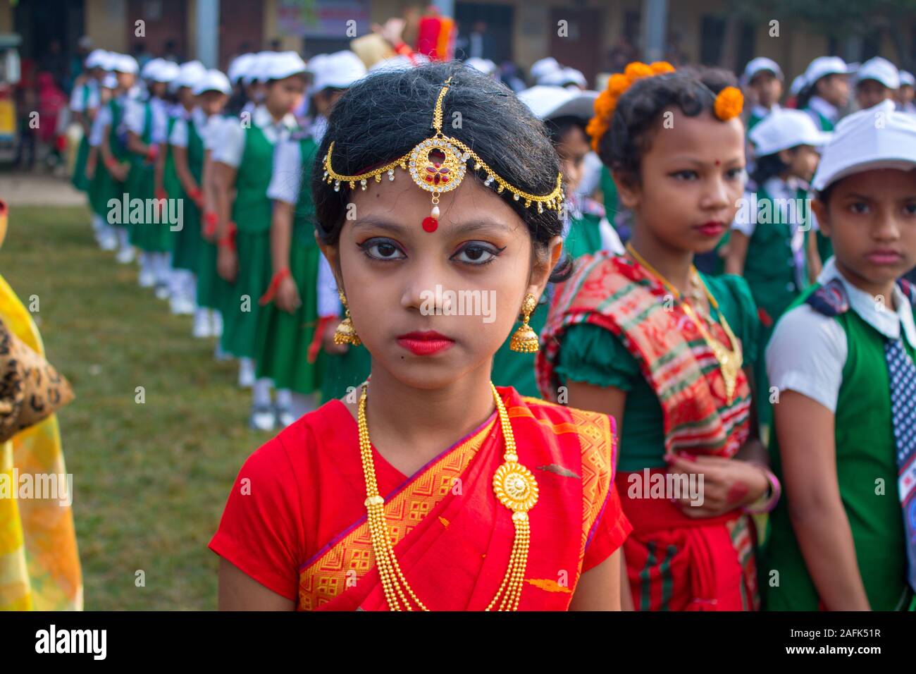 Tradizionalmente celebra la Giornata della vittoria del Bangladesh: South Asian Italian partecipano fancy dress concorrenza da indossare gioielli e bigiotteria Foto Stock