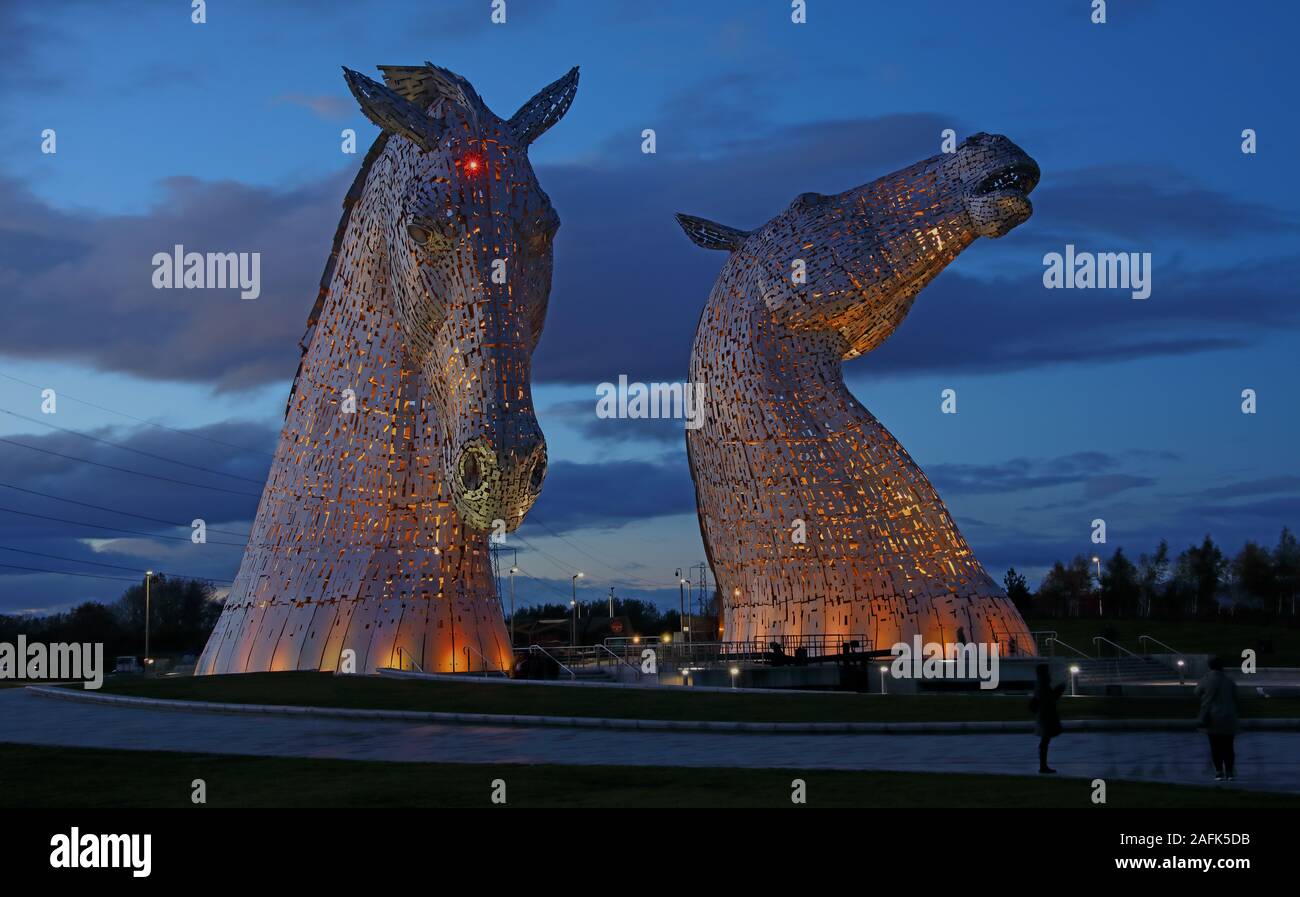 Il Kelpies, Collegamento europee nel Falkirk Area del Consiglio, canale di Forth e Clyde al crepuscolo, Scotland, Regno Unito Foto Stock