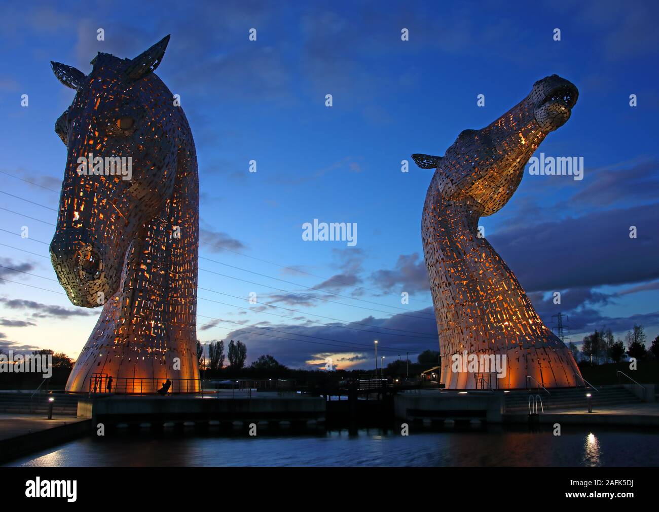 Il Kelpies, Collegamento europee nel Falkirk Area del Consiglio, canale di Forth e Clyde al crepuscolo, Scotland, Regno Unito Foto Stock