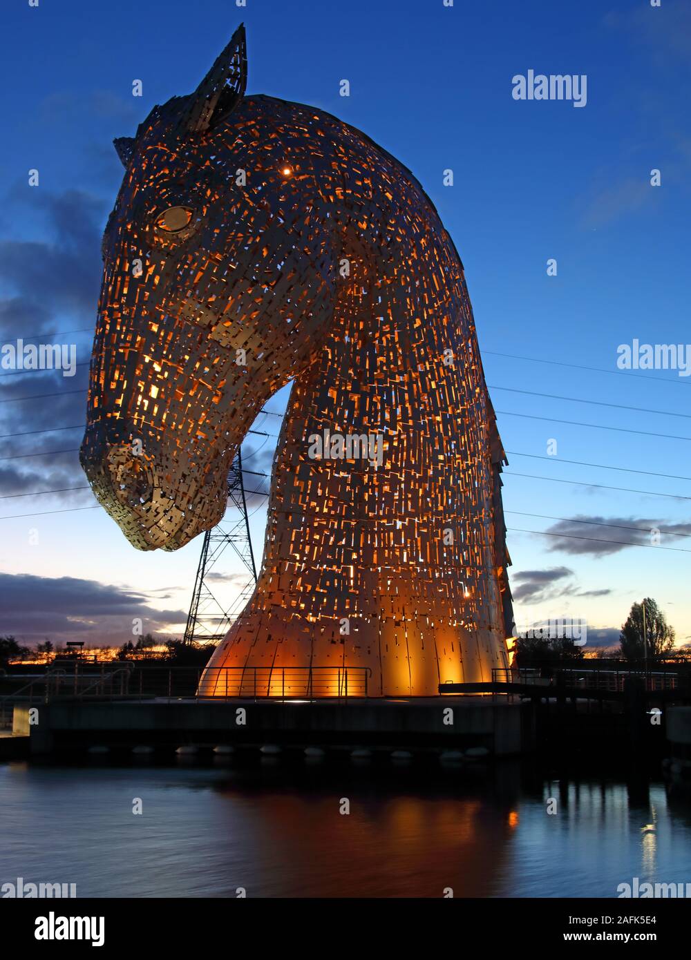 Il Kelpies, Collegamento europee nel Falkirk Area del Consiglio, canale di Forth e Clyde al crepuscolo, Scotland, Regno Unito Foto Stock