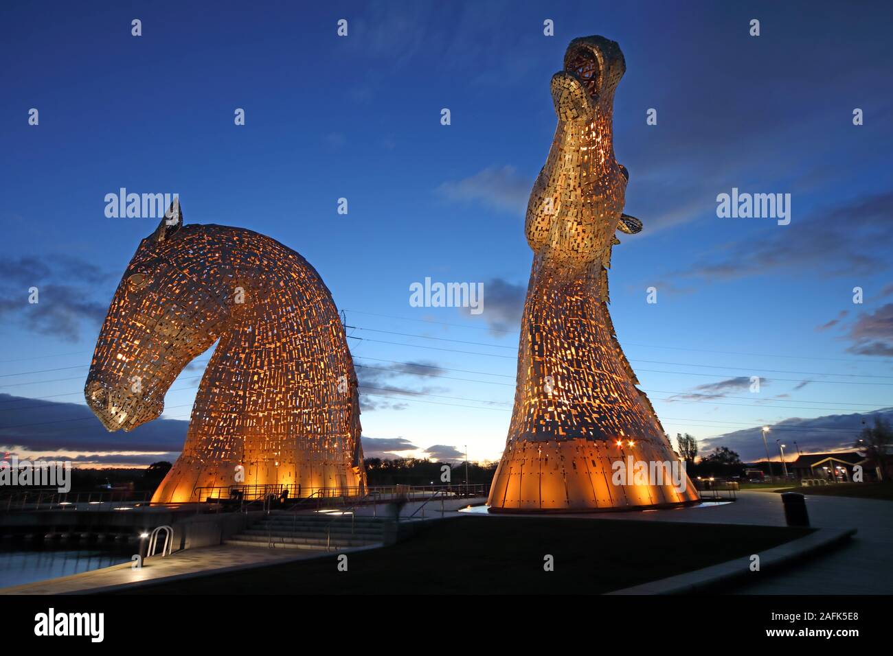 Il Kelpies, Collegamento europee nel Falkirk Area del Consiglio, canale di Forth e Clyde al crepuscolo, Scotland, Regno Unito Foto Stock