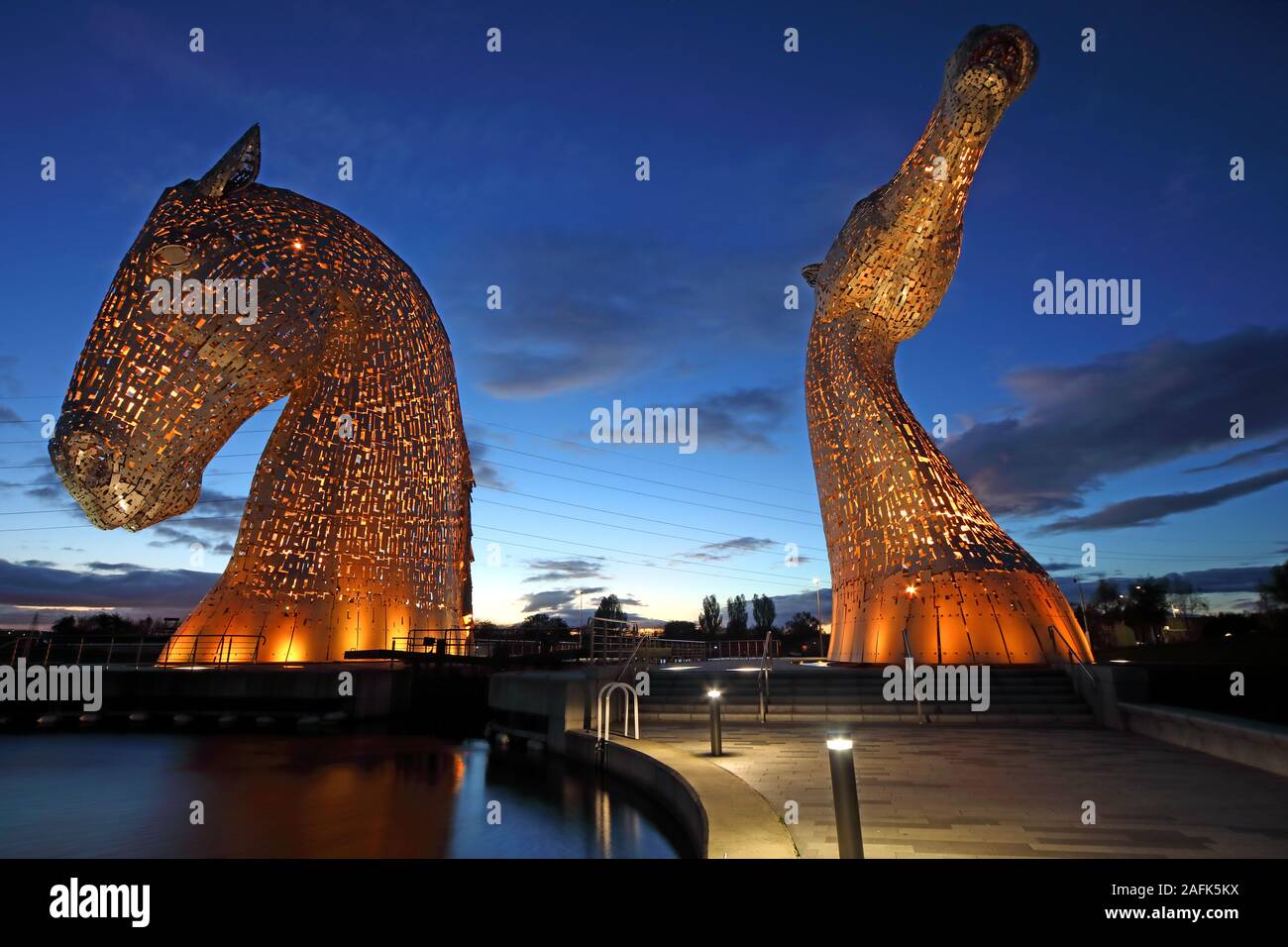 Il Kelpies, Collegamento europee nel Falkirk Area del Consiglio, canale di Forth e Clyde al crepuscolo, Scotland, Regno Unito Foto Stock