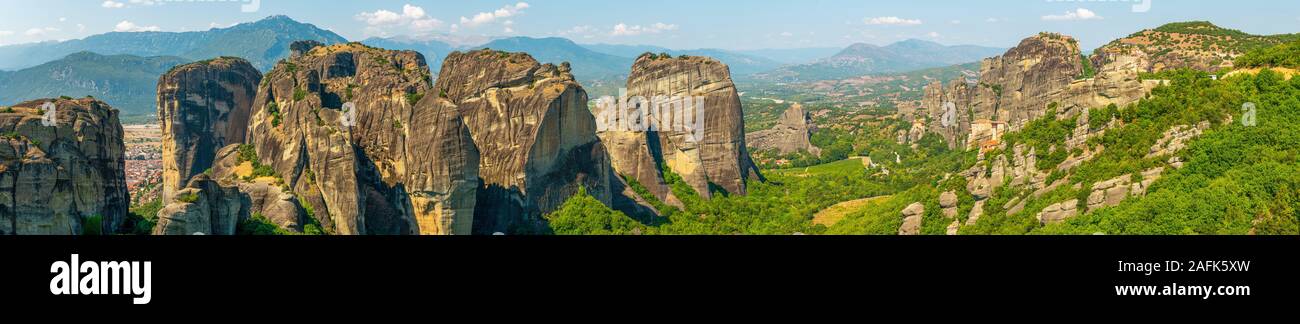 Rocce contro il cielo blu in Grecia panorama orizzontale Foto Stock