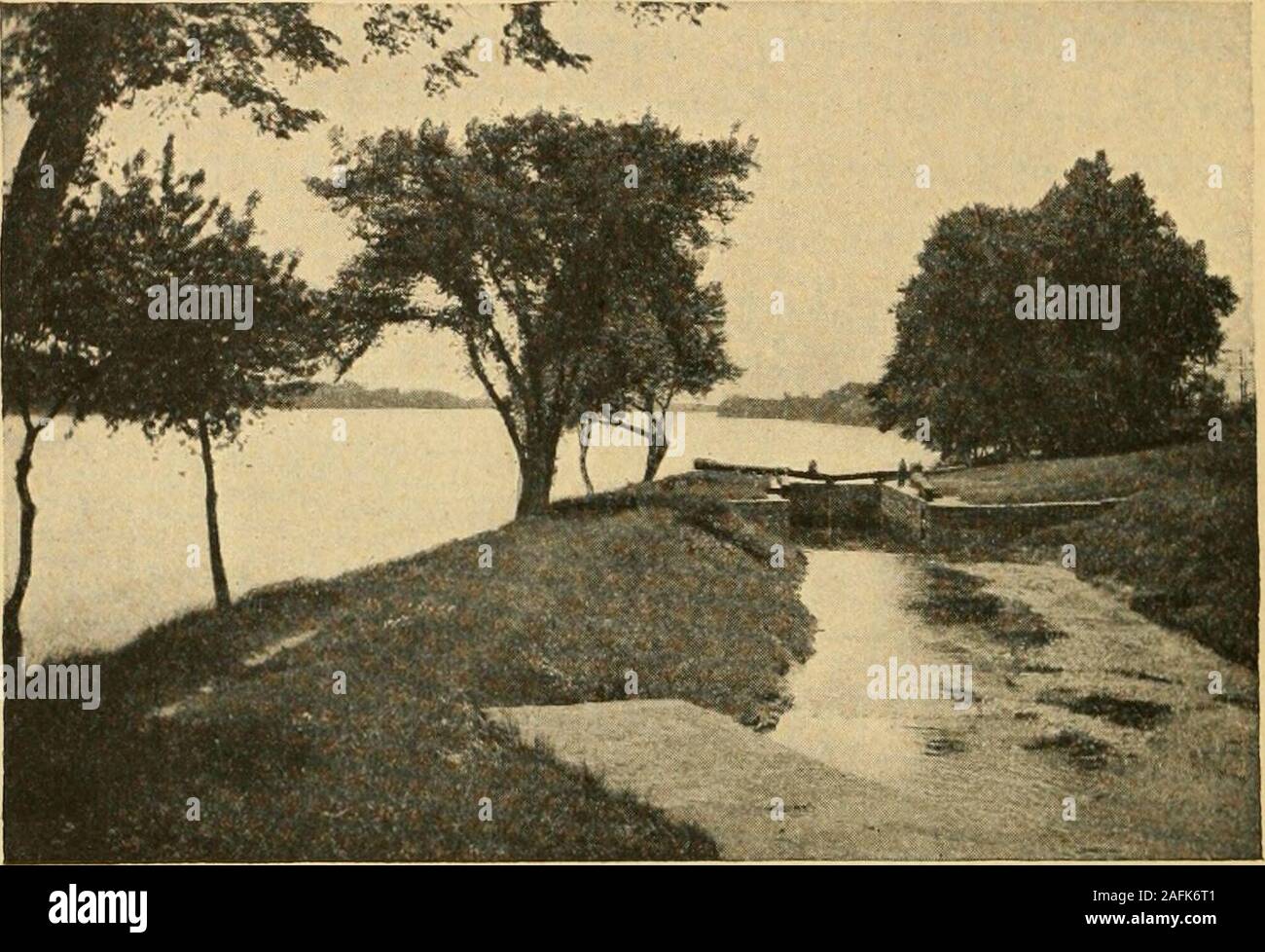 . La Nuova Inghilterra; un interesse umano lettore geografica. n andsteered con un timone su barche più grandi e un ampio-bladed oar su quelli più piccoli. Carichi di merchan-dise e masserizie di nuovi coloni werebrought fino al fiume e le assicelle, il cloruro di potassio, e otherproducts portati verso il basso. Passeggeri, troppo, erano oc-sionally trasportati. Un canale intorno al South Hadley cascate era completedin 1795. Questo è stato il primo canale in America per il miglioramento della navigazione fluviale. La sua lunghezza è stata duee metà miglia, molto del modo attraverso una solida slaterock. Canali sono stati effettuati più tardi intorno a diversi di theothe Foto Stock