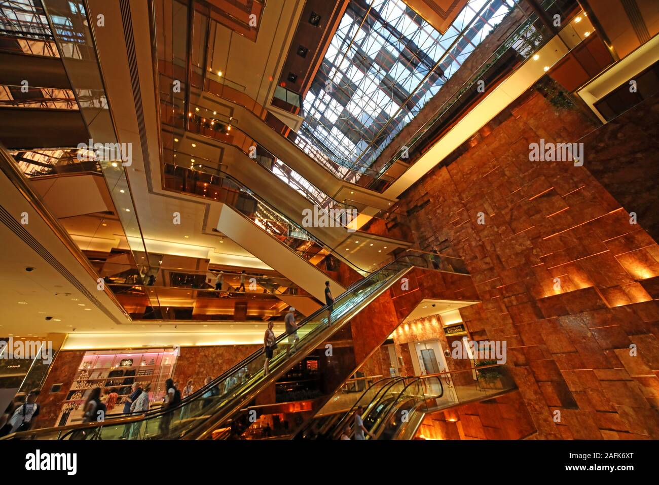 Trump Tower Interior, 725 5th Ave, Manhattan, New York, NY 10022, Stati Uniti, USA - costruito tra il 1979 e il 1983 Foto Stock