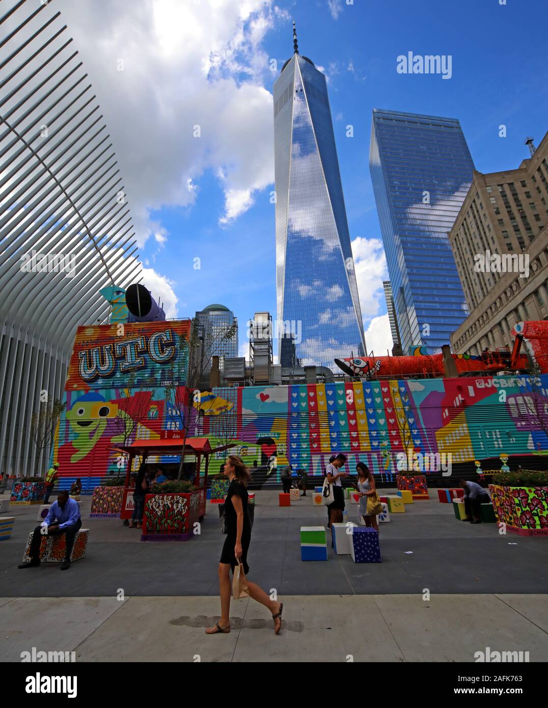 Woman passa al World Trade Center Place, New York City, New York, New York state, USA, con blocchi di uffici sullo sfondo Foto Stock